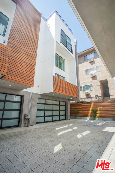 1337 N Fuller Avenue, Los Angeles CA: https://media.crmls.org/mediaz/2feb16c7-8846-4ecd-aef2-4067c82ec271.jpg