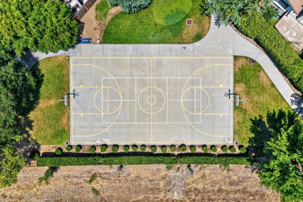 https://media.crmls.org/mediaz/2feb2d48-d806-4dbd-a6dd-74ad4d7db4db.jpg?preset=X-Large