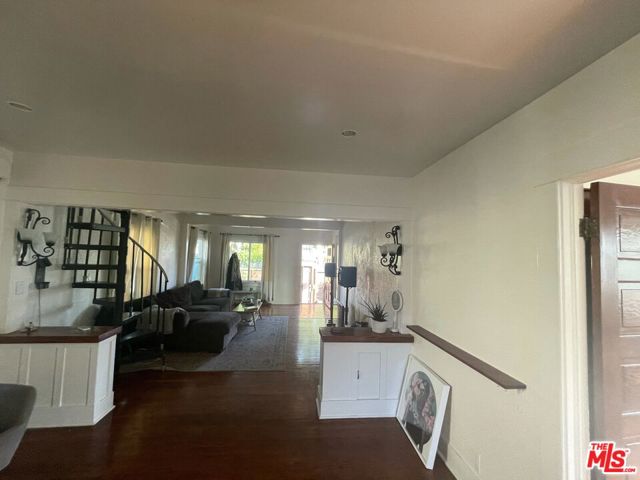 547 Brooks Avenue, Venice CA: https://media.crmls.org/mediaz/2feb34c4-e360-4748-b4c7-6c82b83f0d1d.jpg