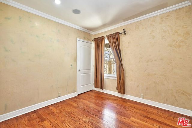 424 N Arden Boulevard, Los Angeles CA: https://media.crmls.org/mediaz/2feb7f13-2def-448d-9b4e-6b994e021b20.jpg
