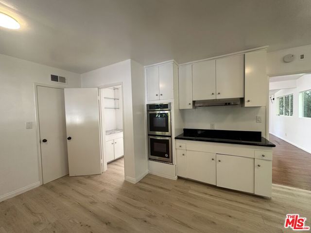 1555 San Ysidro Drive, Beverly Hills CA: https://media.crmls.org/mediaz/2feb916a-7f4f-4925-a5b4-5fe06c1df028.jpg