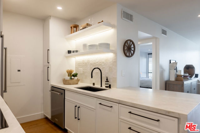 1351 N Crescent Heights Boulevard, West Hollywood CA: https://media.crmls.org/mediaz/2febc03b-5c9e-49a9-81d9-3b7ef11ea01c.jpg