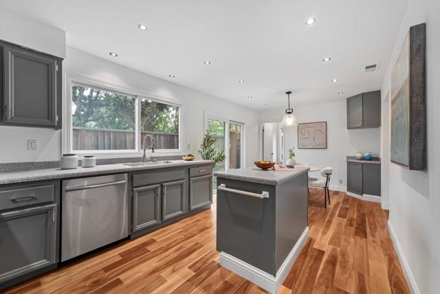 707 Santa Cruz Lane, Foster City CA: https://media.crmls.org/mediaz/2febee54-2bf6-431f-b450-4c5a8142ae21.jpg