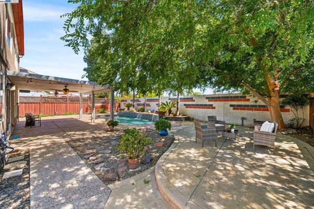 635 Eliot Dr, Livermore CA: https://media.crmls.org/mediaz/2febf71c-f072-4d4f-ba41-ba9acf6721f9.jpg