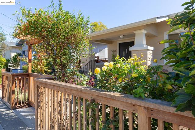 5626 Broadway, Oakland CA: https://media.crmls.org/mediaz/2fec522b-c96a-4304-837f-294b30f186bc.jpg