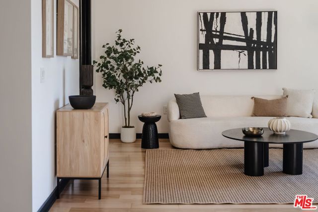 655 S Hope Street, Los Angeles CA: https://media.crmls.org/mediaz/2fec7394-78de-44ec-8c8f-b3466a73d896.jpg