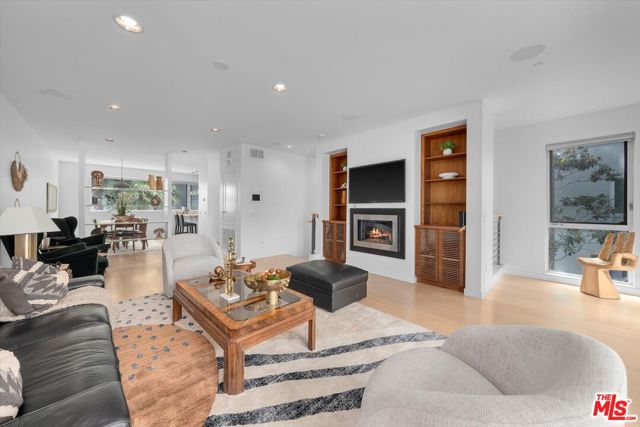 310 Washington Boulevard, Marina del Rey CA: https://media.crmls.org/mediaz/2fec8527-a7b9-430e-8d60-7c8c0ce4ea8e.jpg