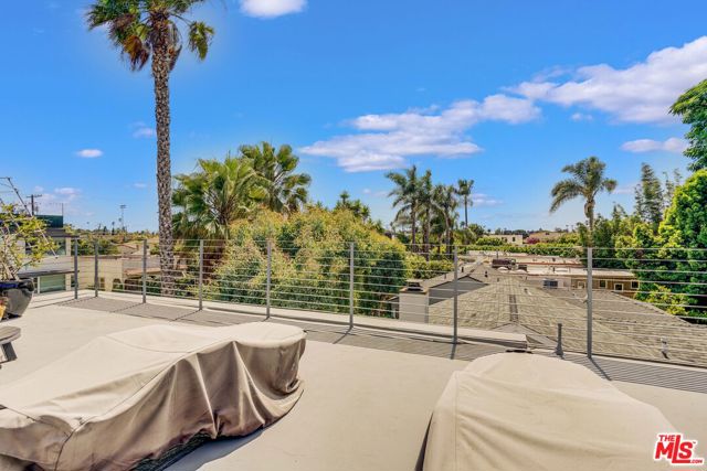 809 Brooks Avenue, Venice CA: https://media.crmls.org/mediaz/2fed0ae2-2e38-47e9-a754-54f1d6a09c2a.jpg