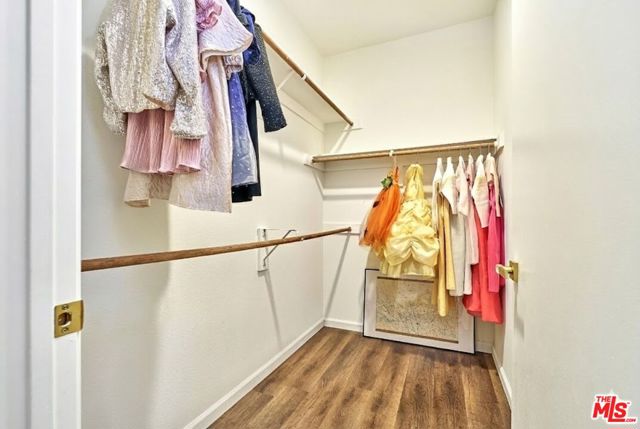 333 Westminster Avenue, Los Angeles CA: https://media.crmls.org/mediaz/2fed7d54-d3cd-4d60-932b-c6de983a9e36.jpg