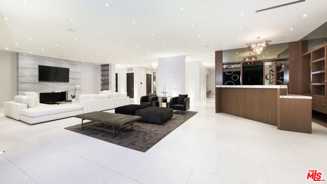 900 N HILLCREST Road, Beverly Hills CA: https://media.crmls.org/mediaz/2fee363c-1c6d-4d95-9d62-42fded373046.jpg