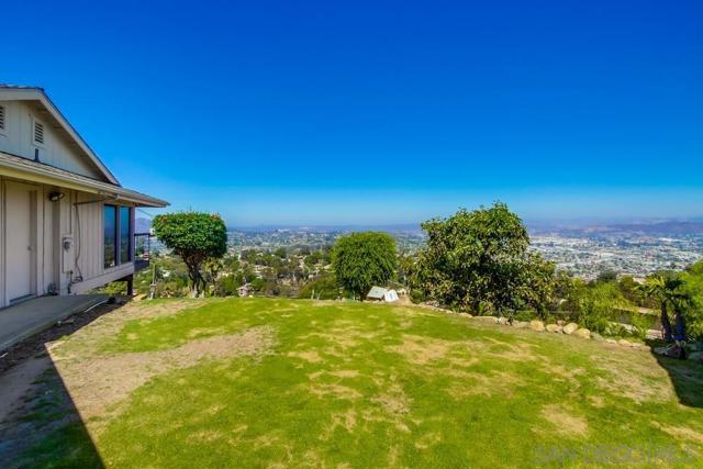 4742 Mount Helix Drive, La Mesa CA: https://media.crmls.org/mediaz/2fee3653-c088-4e0f-8be1-a8818b100c62.jpg