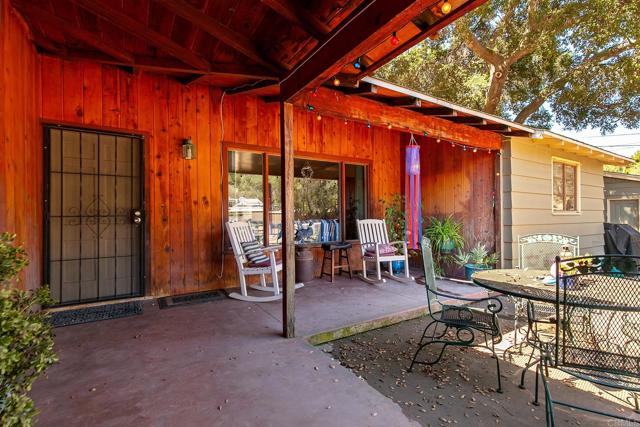 1453 OLIVEWOOD LN, Alpine CA: https://media.crmls.org/mediaz/2fee5a30-2786-4ff7-a18f-cb951acad8f2.jpg