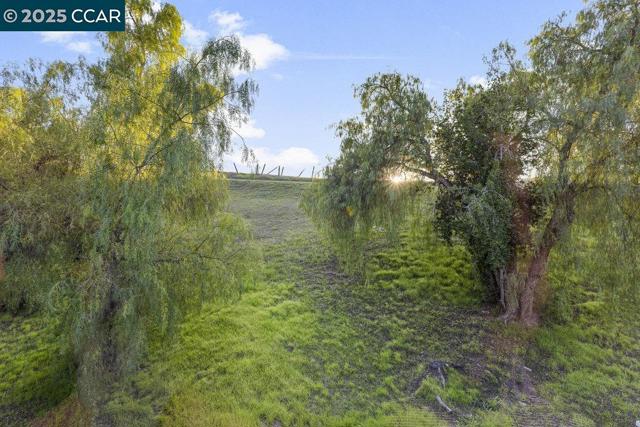 1048 SPRING VALLEY COMMON, Livermore CA: https://media.crmls.org/mediaz/2feebab5-2ded-45de-967d-9a6a8a6d921a.jpg