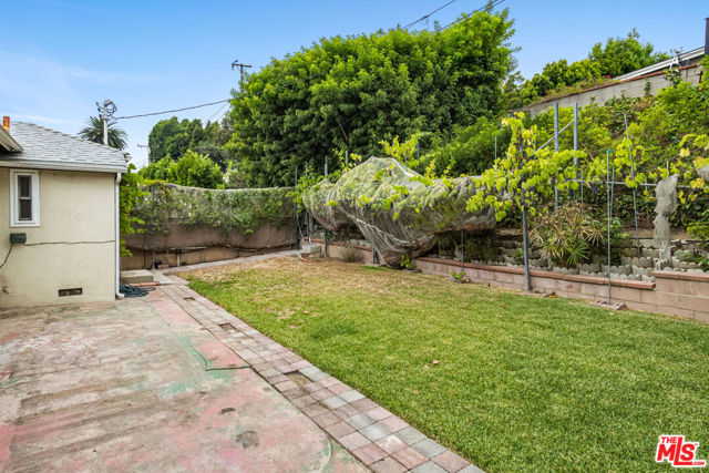 5718 Eveward Road, Culver City CA: https://media.crmls.org/mediaz/2fefdadc-f7bf-499b-8180-4adde0a5fa47.jpg