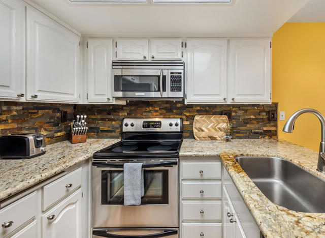 500 E Amado Road, Palm Springs CA: https://media.crmls.org/mediaz/2ff06c01-c143-4238-a100-24907168b0b8.jpg