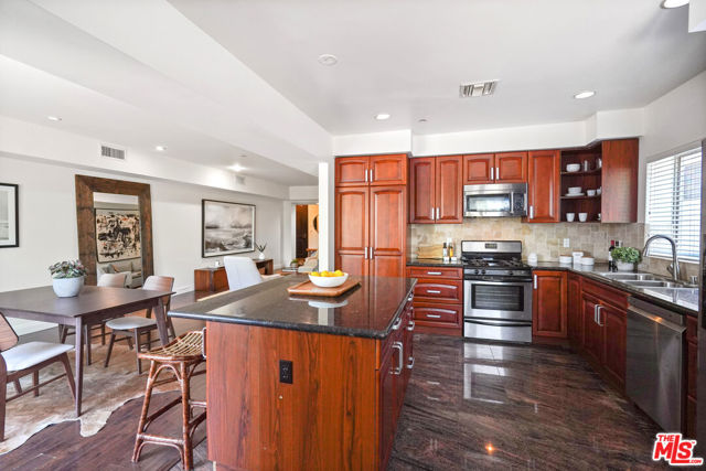 11218 CAMARILLO Street, 206 photo 7
