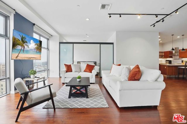 801 S Grand Avenue, Los Angeles CA: https://media.crmls.org/mediaz/2ff28ef4-b8de-47af-934d-e45afe9bc574.jpg
