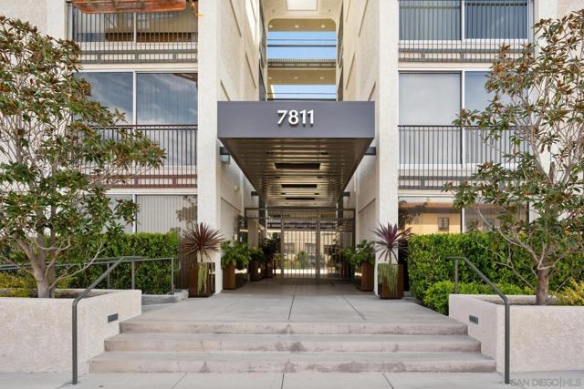 7811 Eads Ave, La Jolla CA: https://media.crmls.org/mediaz/2ff2d66f-d412-43a6-bf36-9e2dd80a2181.jpg