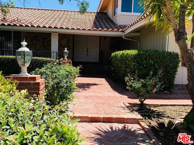 1096 Stoneshead Court photo 3