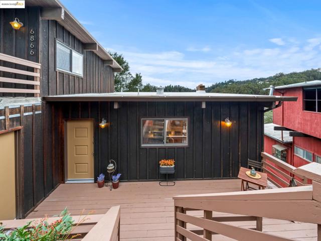 6866 Thornhill Dr, Oakland CA: https://media.crmls.org/mediaz/2ff32697-bc39-4130-8498-6a52cea2dd36.jpg