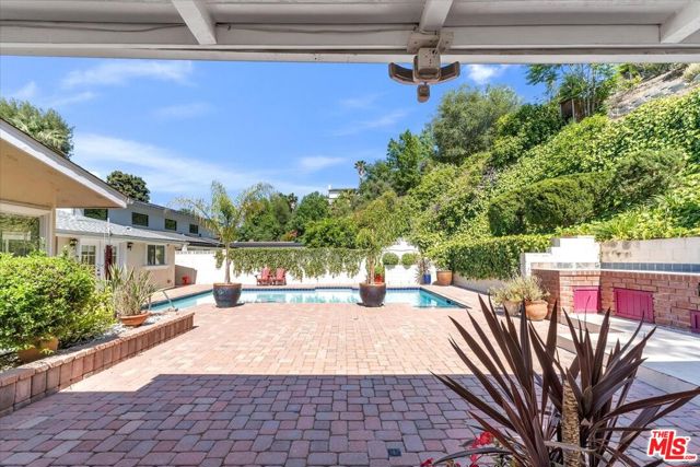 23264 Calvert Street, Woodland Hills CA: https://media.crmls.org/mediaz/2ff5f1ce-da5d-4d94-afb3-d54f173f8862.jpg