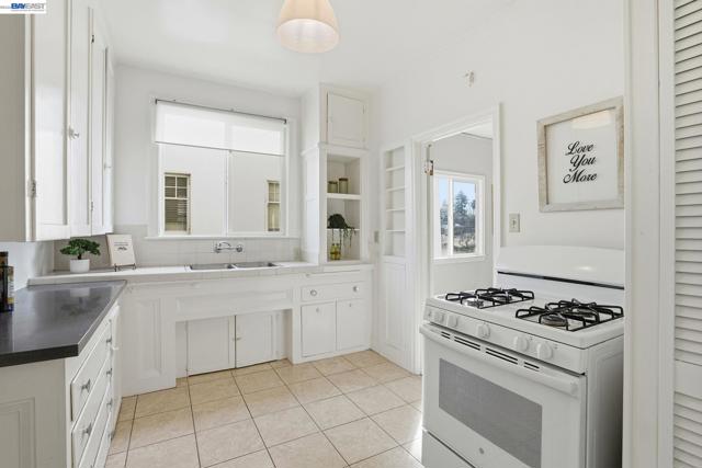 1424 Hampel St, Oakland CA: https://media.crmls.org/mediaz/2ff6198e-7a0e-420a-a0f3-f8a2f82def62.jpg