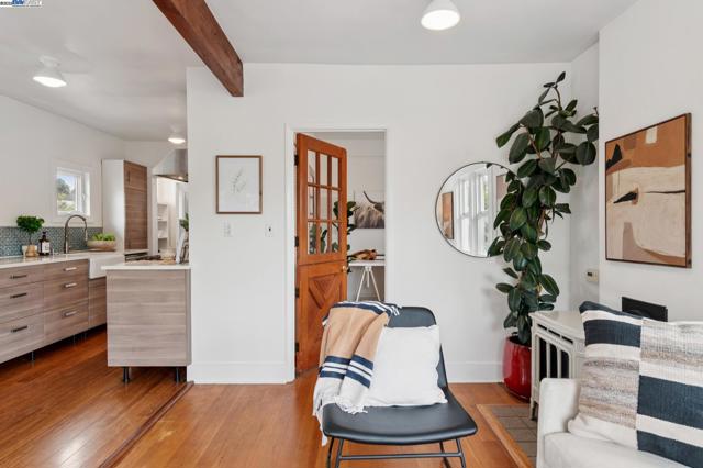 951 Madison St, Albany CA: https://media.crmls.org/mediaz/2ff69bba-b92d-4c5e-a78f-fdef0642ba30.jpg