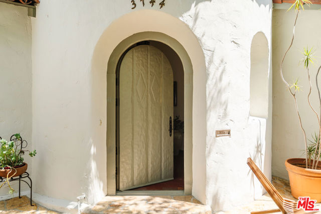 3744 Clayton Avenue, Los Angeles CA: https://media.crmls.org/mediaz/2ff78845-82ab-45c6-b4df-e0fbeb364e51.jpg