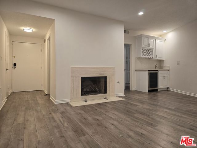 4444 Wilshire Boulevard, Los Angeles CA: https://media.crmls.org/mediaz/2ff7e905-cc4c-49bd-a481-d41b58c3b9c1.jpg