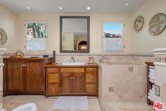 500 N Las Palmas Avenue, Los Angeles CA: https://media.crmls.org/mediaz/2ff849e2-30a0-4811-86a2-7582d4078d6c.jpg