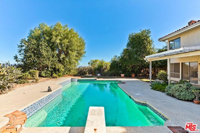 24561 Calvert Street, Woodland Hills CA: https://media.crmls.org/mediaz/2ff87238-b066-4d79-8a3e-b82edb14dbc8.jpg