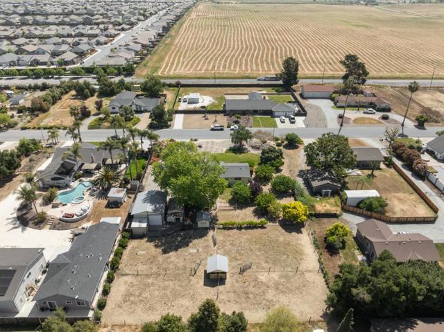 220 Holliday Drive, Hollister CA: https://media.crmls.org/mediaz/2ffad9a1-96fc-4381-b039-494c8d279e24.jpg