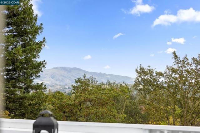 110 Twin Peaks Drive, Walnut Creek CA: https://media.crmls.org/mediaz/2ffade23-f368-47af-95c8-3de9a203f539.jpg