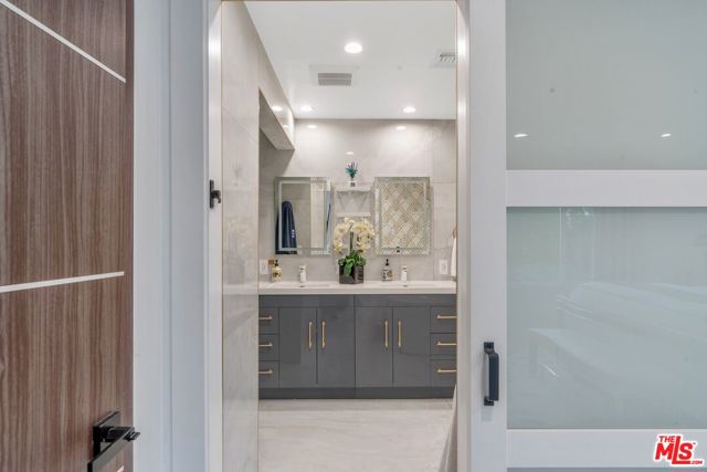 4854 Brewster Drive, Tarzana CA: https://media.crmls.org/mediaz/2ffbb070-3b87-4329-bd86-230cae3b1378.jpg