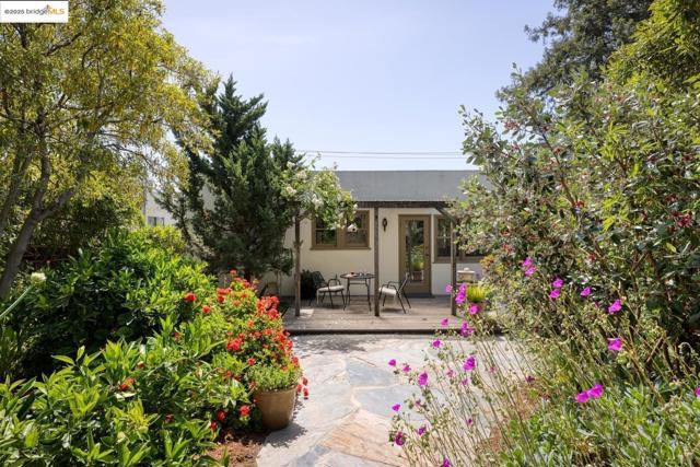 2901 Monticello AVE, Oakland CA: https://media.crmls.org/mediaz/2ffbc425-318f-41b5-a833-cab42b6780f2.jpg