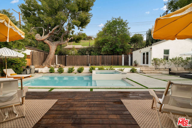 20212 Oxnard Street, Woodland Hills CA: https://media.crmls.org/mediaz/2ffc142c-cc7f-4785-bda2-62312704e13f.jpg