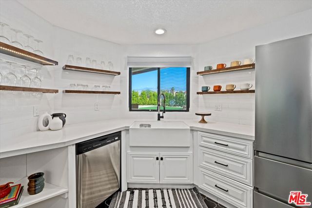 401 E San Rafael Drive, Palm Springs CA: https://media.crmls.org/mediaz/2ffdac9a-23a7-4943-a7e4-eeb176bf54c9.jpg