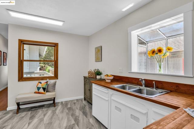 580 Chetwood St., Oakland CA: https://media.crmls.org/mediaz/2ffdeadf-becd-4eb2-a88a-157b235746e1.jpg