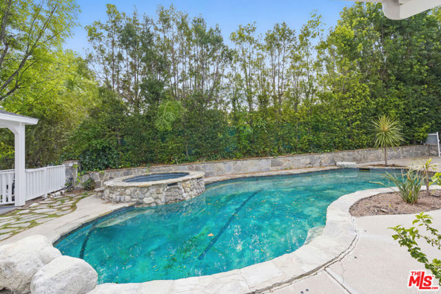 5220 Melvin Avenue, Tarzana CA: https://media.crmls.org/mediaz/2ffefd14-906d-43ee-8902-0bd713dda2c7.jpg