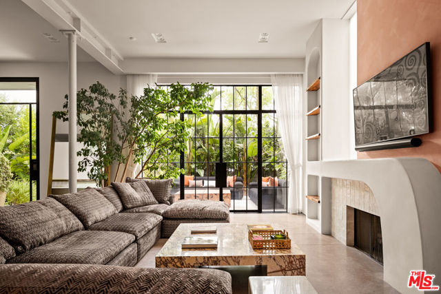 2341 Wilson Avenue, Venice CA: https://media.crmls.org/mediaz/2fffe5a0-2f25-477c-91ab-b851effc2ae7.jpg