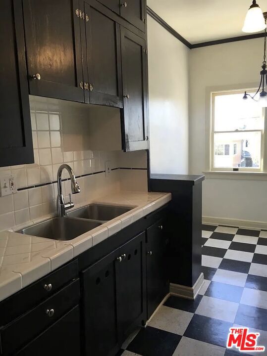 1901 N Commonwealth, Los Angeles CA: https://media.crmls.org/mediaz/300083c6-4e50-465a-a29e-b2b03b33f199.jpg