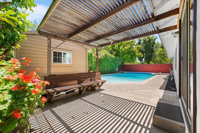 1059 Lakehurst Rd, Livermore CA: https://media.crmls.org/mediaz/30019a0c-d757-48ac-ba87-051badf1088a.jpg