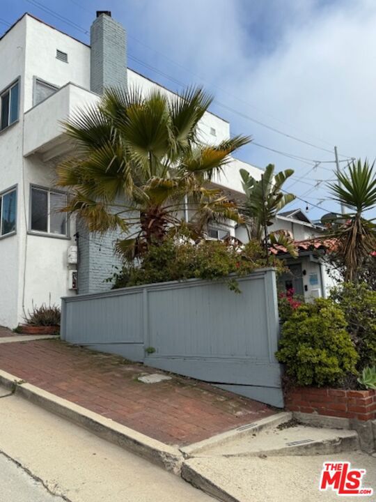3920 Highland Avenue, Manhattan Beach CA: https://media.crmls.org/mediaz/3001ce8a-40c7-4df5-a18d-d8ba8c0a5212.jpg