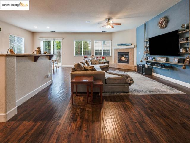 10 Da Vinci Ct, Oakley CA: https://media.crmls.org/mediaz/3001e450-8898-4c7a-88b8-0855257e5a2e.jpg