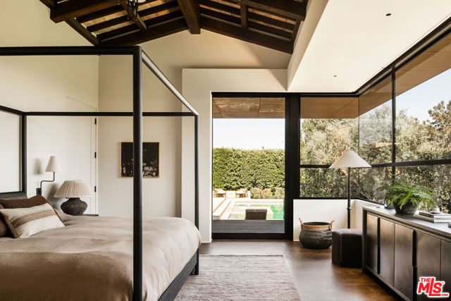 976 N Alpine Drive, Beverly Hills CA: https://media.crmls.org/mediaz/3001fa67-2b1c-4054-a958-06b61f0d2665.jpg