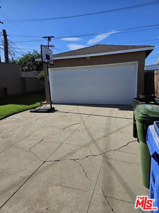 3961 W 64th Street, Los Angeles CA: https://media.crmls.org/mediaz/30020e92-63a1-4789-af4a-76a42db78727.jpg