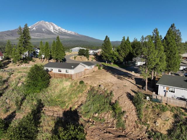 306 Woodridge Court, Weed CA: https://media.crmls.org/mediaz/3002c528-0ca9-4639-a725-88e6ecc6f28d.jpg