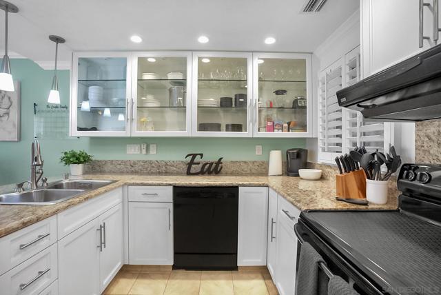 731 Edgewater Dr, Chula Vista CA: https://media.crmls.org/mediaz/3002f72e-e93d-4b93-9e23-cdf095f1ff26.jpg