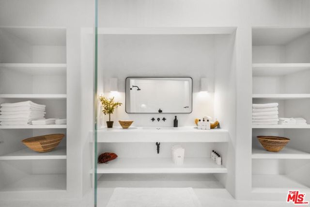 27405 Pacific Coast Highway, Malibu CA: https://media.crmls.org/mediaz/3002fda7-fb21-4df4-9d1c-e18880f6e188.jpg