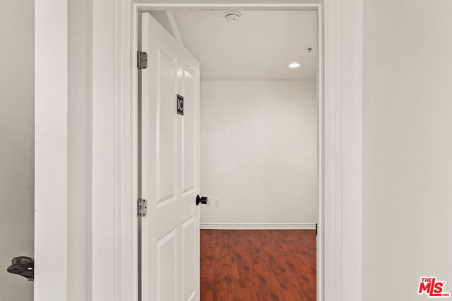 2667 Menlo Avenue, Los Angeles CA: https://media.crmls.org/mediaz/30034244-b803-4dd2-94a2-33b0d1095192.jpg